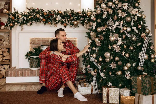 Glad Man Och Kvinna Röd Pyjamas Sitta Vid Öppna Spisen — Stockfoto