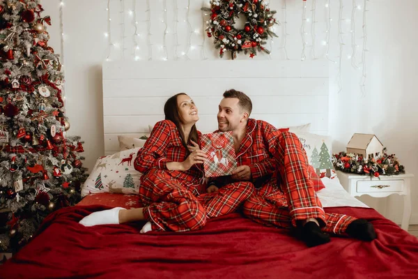 Glad Och Glad Man Och Kvinna Röd Pyjamas Ligga Sängen — Stockfoto