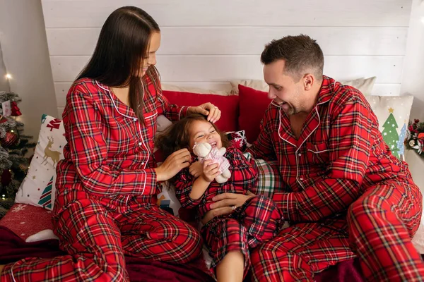 Glad Ung Familj Röd Pyjamas Som Leker Sängen Julafton Sin — Stockfoto