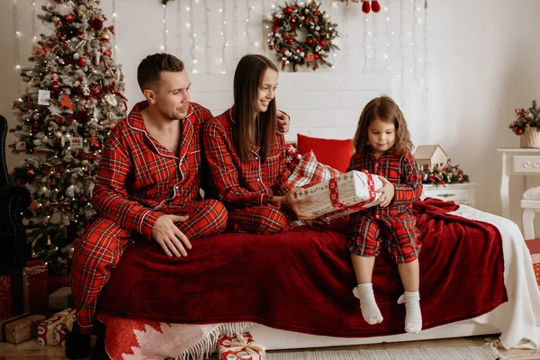 Glad Familj Röd Pyjamas Sitter Sängen Och Packar Upp Julklappar — Stockfoto