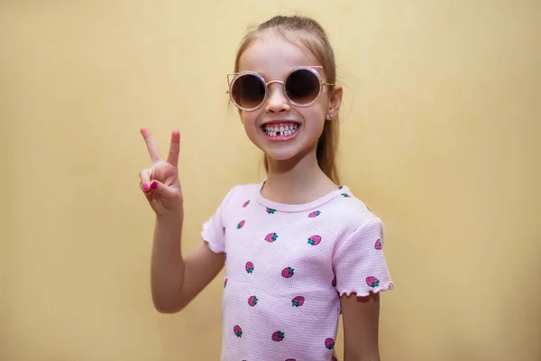Χαρούμενο Κοριτσάκι Γυαλιά Ηλίου Και Χωρίς Ένα Πεσμένο Δόντι Γάλακτος — Φωτογραφία Αρχείου