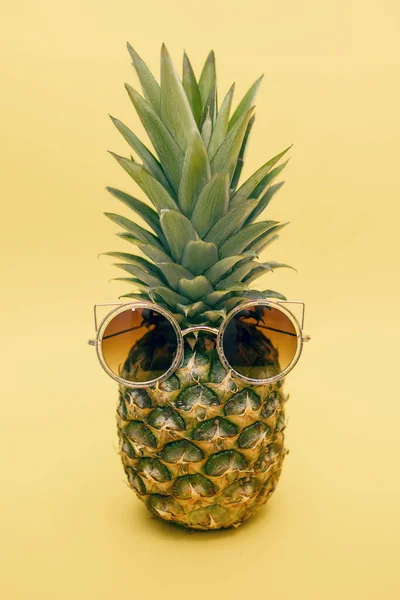 Piña Gafas Sol Sobre Fondo Amarillo Piña Madura Jugosa Las —  Fotos de Stock