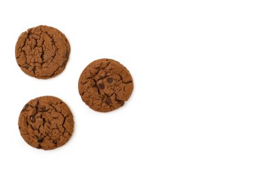 Beyaz arka planda üç çikolatalı kurabiye. Üç yuvarlak çikolatalı kurabiye. Üçgen şeklinde dizilmiş. Metin için boşluk var.