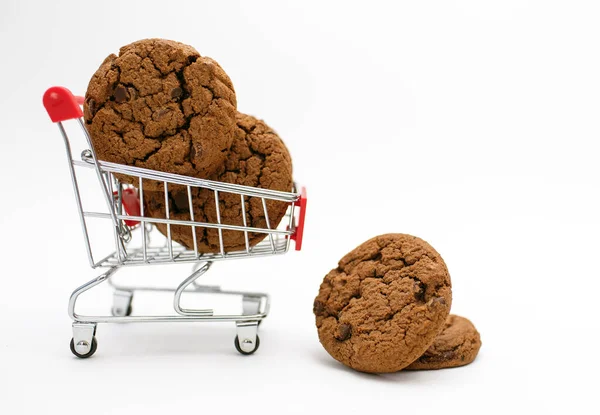 Biscoitos Chocolate Estão Carrinho Perto Uma Cesta Fundo Branco Close — Fotografia de Stock