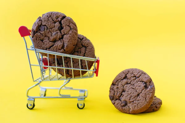Koekjes Met Chocoladechips Liggen Kar Bij Mand Een Gele Achtergrond — Stockfoto