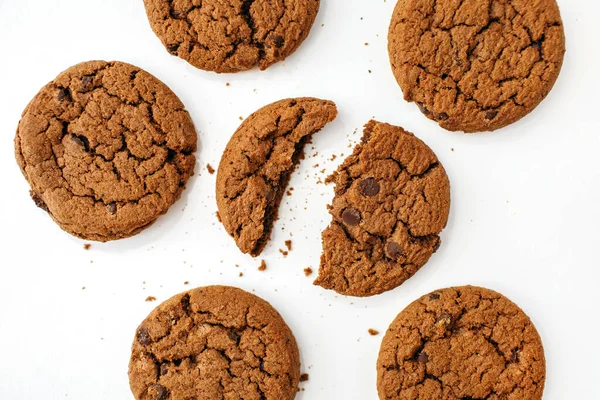 Biscuits Aux Pépites Chocolat Sur Fond Blanc Délicieux Biscuits Maison — Photo