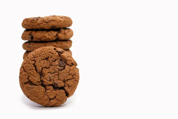 Les Cookies Aux Pépites Chocolat Sont Empilés Sur Fond Blanc — Photo