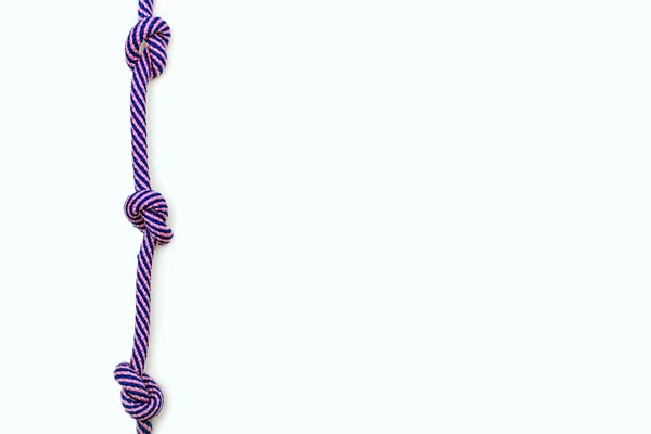 Разноцветная Веревка Тремя Узлами Белом Фоне Сине Розовый Крест Свободным — стоковое фото