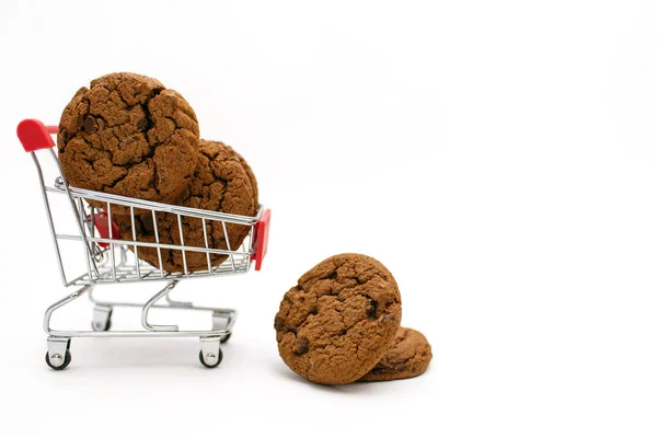 Biscoitos Batata Frita Chocolate Estão Carrinho Perto Cesto Fundo Branco — Fotografia de Stock