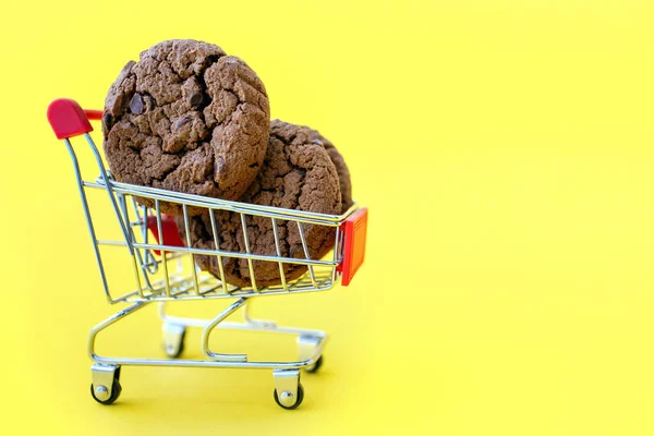 Chocoladekoekjes Liggen Een Kar Een Gele Achtergrond Chocolade Zoet Koekje — Stockfoto