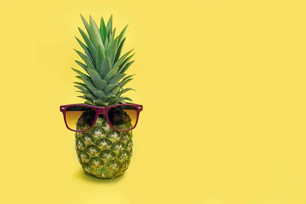 Ananas Sonnenbrille Auf Gelbem Hintergrund Reife Saftige Ananas Trendiger Sonnenbrille — Stockfoto