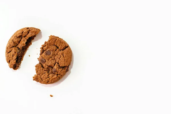 Biscuit Aux Pépites Chocolat Divisé Deux Morceaux Avec Des Miettes — Photo