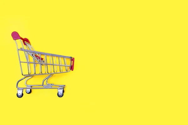 Pequeno Carrinho Para Transporte Mantimentos Supermercado Fundo Amarelo Conceito Transporte — Fotografia de Stock