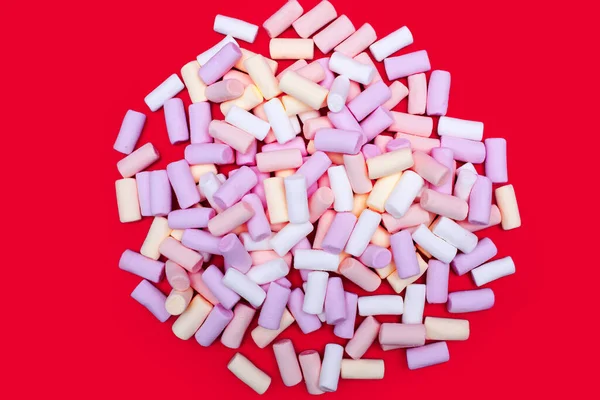 Large Pile Multi Colored Marshmallows Scattered Red Background Delicious Sweet — Stock Photo, Image