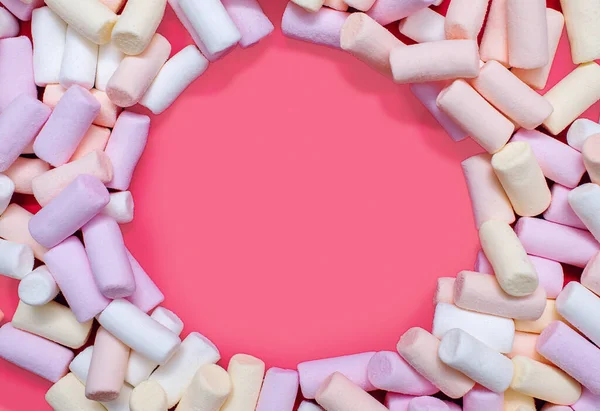 Небольшой Разноцветный Зефир Выложен Виде Круга Розовом Фоне Бесплатным Местом — стоковое фото