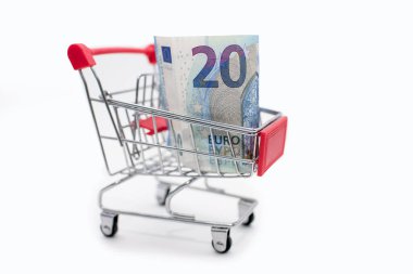 Alış verişleri ve kağıt paraları beyaz arka planda 20 avro şeklinde taşımak için bir tramvay. Metin ve reklam için boş alanı olan malların ödeme ve nakliyesi kavramı