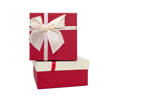 Két Fehér Piros Ajándékdoboz Szalagokkal Masnival Fehér Alapon Ajándékok Születésnapi — Stock Fotó