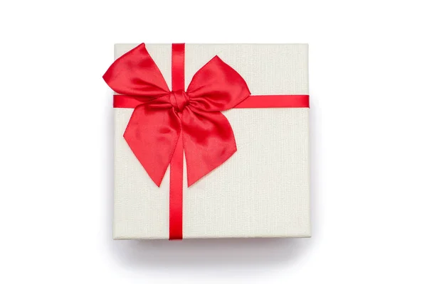 Confezione Regalo Bianca Con Nastro Rosso Fiocco Sfondo Bianco Regalo — Foto Stock