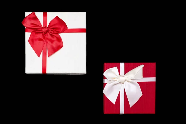Két Fehér Piros Ajándékdoboz Szalaggal Masnival Fekete Háttérrel Ajándékok Születésnapi — Stock Fotó