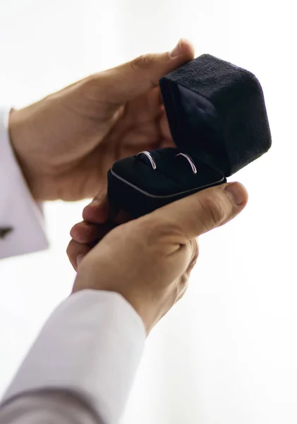 Vőlegény Egy Fekete Dobozt Tart Jegygyűrűkkel Vőlegény Keze Közelről Tartja — Stock Fotó