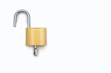 Açılmış asma kilit, beyaz arka planda bir anahtar, üst görünümde. Altından kilidi aç, beyaz arkaplanda bir anahtar ve metin için boş yer olsun. Açık erişim veya güvensizlik kavramı