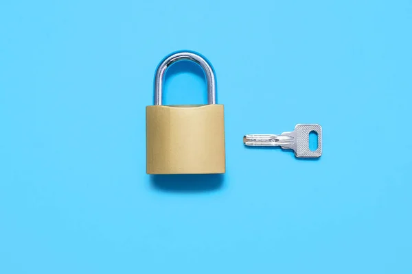 Padlock Key Blue Background Top View Gold Colored Lock Silver — Stock Photo, Image