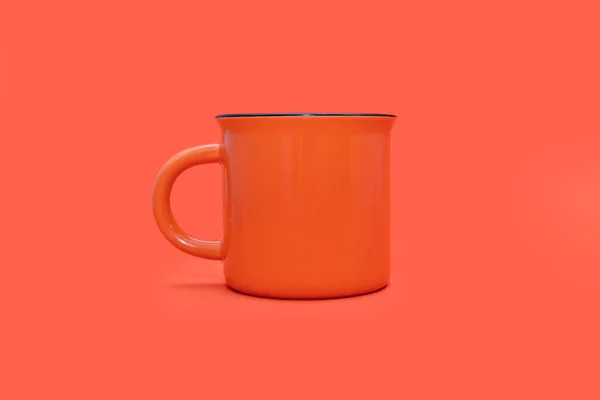 中心明亮的橙色背景上的橙色杯子 桔子杯一种大的桔子杯 背景为橙色 咖啡或小吃的概念 色彩艳丽的杯子形象 — 图库照片