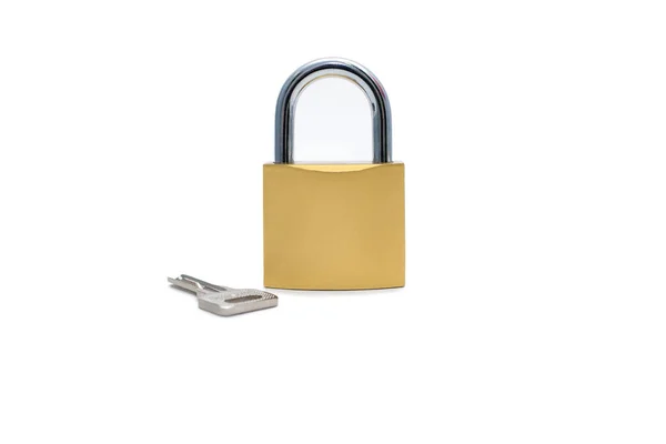 白い背景に鍵付きの閉じた南京錠 隔離された白い背景に銀のキーを持つ黄金の色のロック ロックの形で保護とセキュリティの概念 — ストック写真