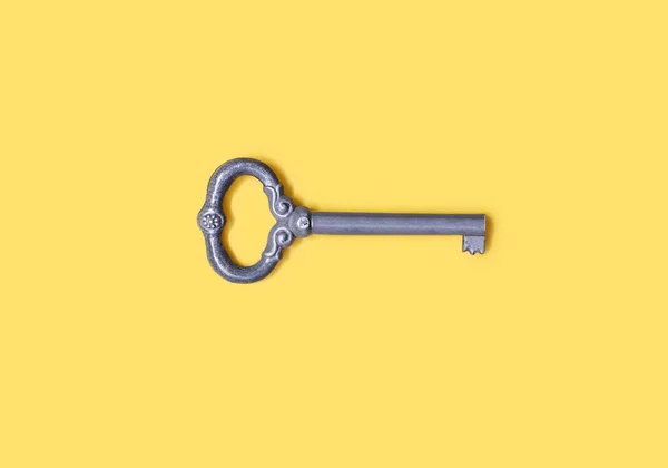 Vintage Old Key Yellow Uniform Background Center Antique Metal Key — Stock Photo, Image