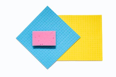 Beyaz arka planda farklı şekil ve renkte bulaşık bezi yıkamak için. Bulaşık yıkama ve odayı temizleme aracı.