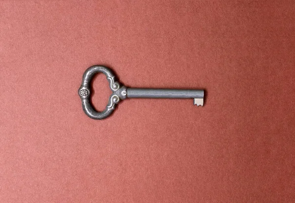 Starožitný Starý Klíč Hnědém Pozadí Uprostřed Ročník Kovový Klíč Hnědém — Stock fotografie