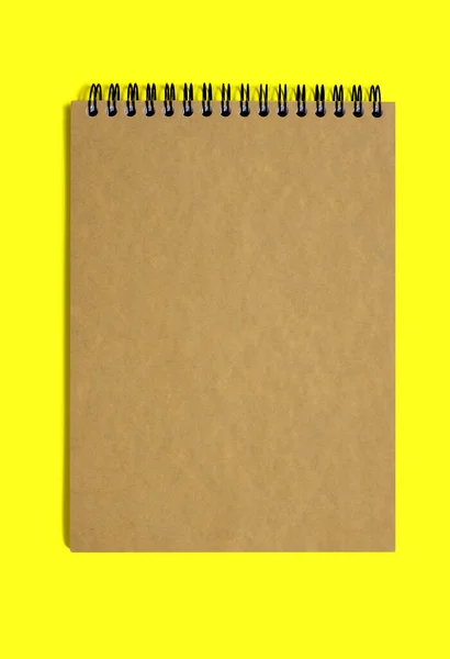 用褐色纸做的笔记本 底色为黄色 装订齐全 黑暗的纸记事本 有空白处可供阅读 垂直照片上没有注释的经典装订笔记本 — 图库照片