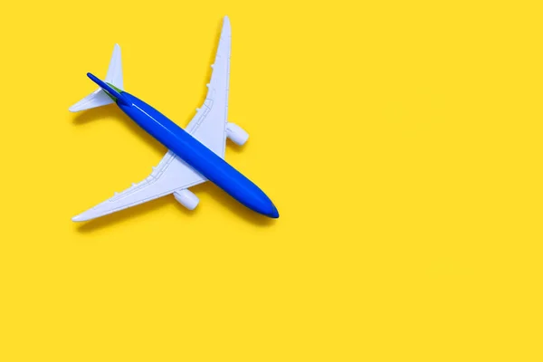 노란색 배경에 텍스트나 광고를 비행기 모델이다 노란색 배경에 위에서 수있는 — 스톡 사진