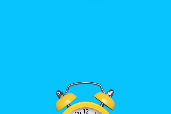 Reloj Despertador Amarillo Anticuado Con Esfera Sobre Fondo Azul Con —  Fotos de Stock