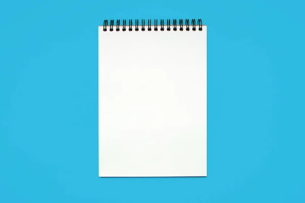 Notatnik Wykonany Białego Papieru Oprawą Niebieskim Tle Pusty Notatnik Wolnym — Zdjęcie stockowe