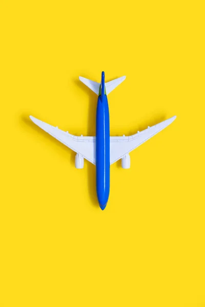 Airplane Model Yellow Vertical Background Tourism Freight Transport Concept Toy — 스톡 사진