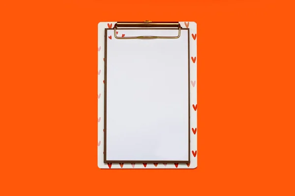不是标准的记事本上夹着夹子的白色纸架在橙色背景上 文具用品 用于以白纸形式书写和绘图 空白白纸 有空白处可供阅读 — 图库照片