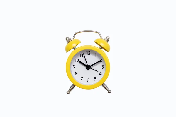 黄色的老式闹钟 白色背景上有刻度盘 有可用的文字空间 准时的概念准时或例行公事的概念 老掉牙的闹钟 — 图库照片