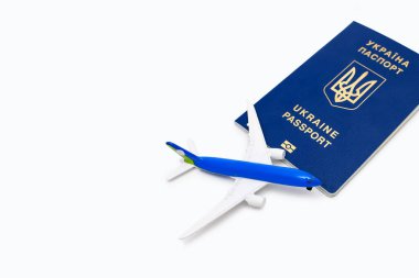 Beyaz arka planda uçağı olan bir Ukrayna vatandaşının biyometrik pasaportu. Kişisel bilgilerle birlikte uluslararası geçiş kartı. Uluslararası seyahat için Ukrayna pasaportu. Metin için boş alan
