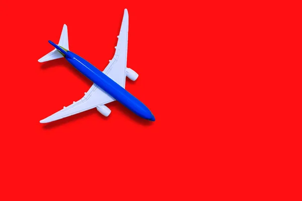 Modelo Avión Sobre Fondo Rojo Con Espacio Libre Para Texto —  Fotos de Stock