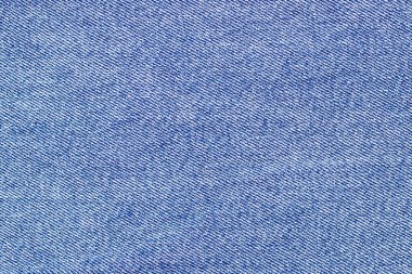 Üst manzaralı mavi kot pantolonlu, pürüzsüz arka plan. Metin ve reklam için boş yeri olan mavi kot pantolon. Kaba kumaşın tekstil üretimi