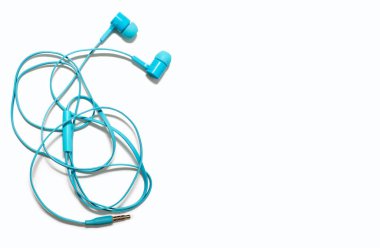 Karışık kulaklıklar beyaz arka planda bulunur. Mavi kulaklıklar bükülmüş ve onları çözmek büyük bir sorun. İzole edilmiş beyaz arka planda düğümlü taşınabilir mavi kulaklıklar. Metin için boş alan