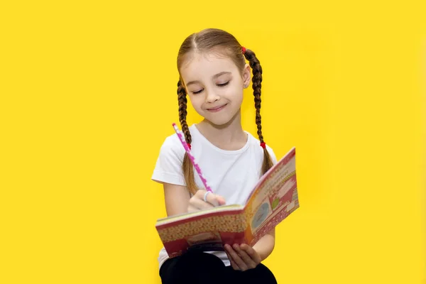 Meisje Met Schattige Staarten Leren Schrijven Tekenen Terwijl Een Gele — Stockfoto