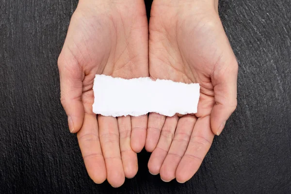 Een Leeg Stuk Papier Handpalmen Een Ruwe Zwarte Achtergrond Blanco — Stockfoto
