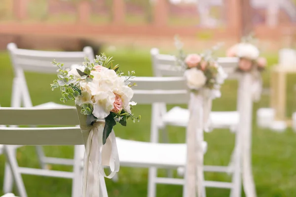 White Chairs Decorated Flowers Green Lawn Wedding Ceremony Chairs Wedding — Stock Photo, Image