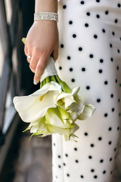 新娘的特写手里拿着一束婚纱 漂亮的结婚花束 用丝带捆扎 新娘结婚花束的垂直照片 — 图库照片
