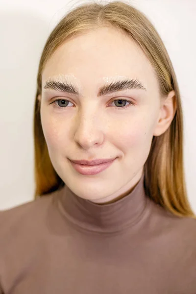 Retrato Una Chica Pelirroja Con Pecas Salón Belleza Proceso Dar — Foto de Stock