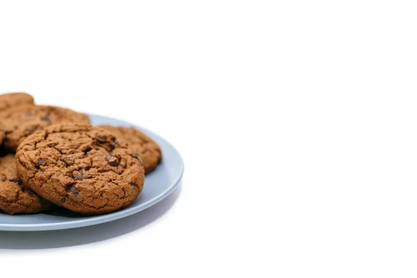 Chocoladekoekjes Liggen Een Bord Een Witte Achtergrond Met Vrije Ruimte — Stockfoto