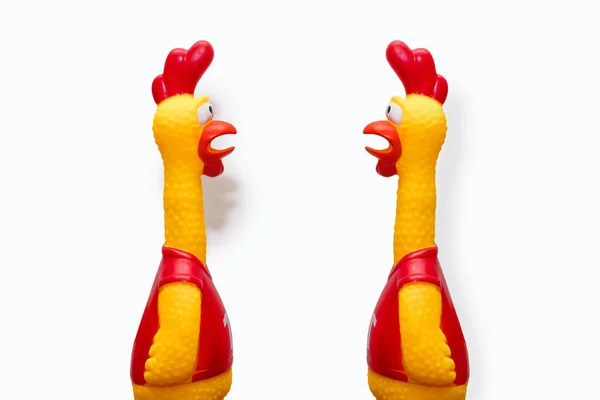 Dwie Zabawki Gumowe Postaci Kurczaka Białym Izolowanym Tle Dwa Kurczaki — Zdjęcie stockowe