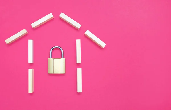 House Shape Wooden Rectangles Pink Background Closed Padlock Free Space — ストック写真